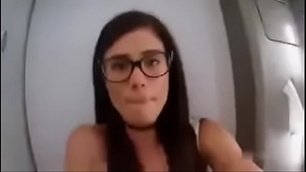 Mi amiga me enseña como se masturba en silencio
