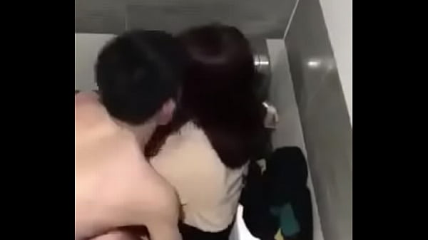 Chịch gái xinh ngọt nước trong wc công cộng