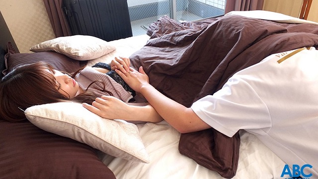 Liếm lồn đụ nhau với mẹ kế xinh đẹp đang ngủ