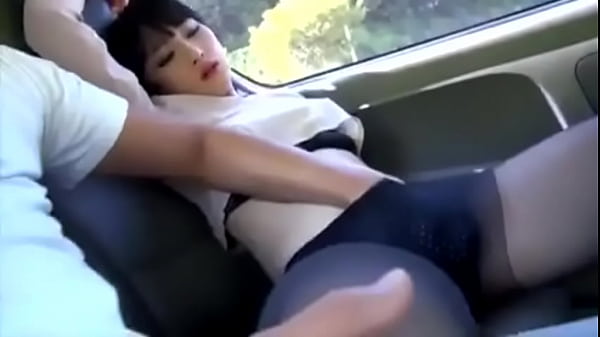 Móc lồn địt em đồng nghiệp xinh tươi trên xe hơi