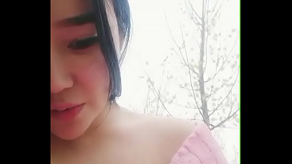 Em gái xinh thủ dâm show hàng ngoài trời