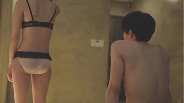 Đụ bạn gái sinh viên khi chơi trò chơi tại nhà