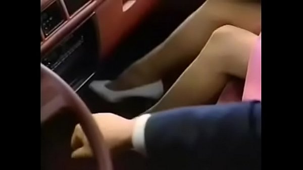 Cùng nhau sung sướng trên xe ô tô