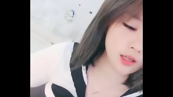 Cô gái teen dâm lần đầu lên sóng