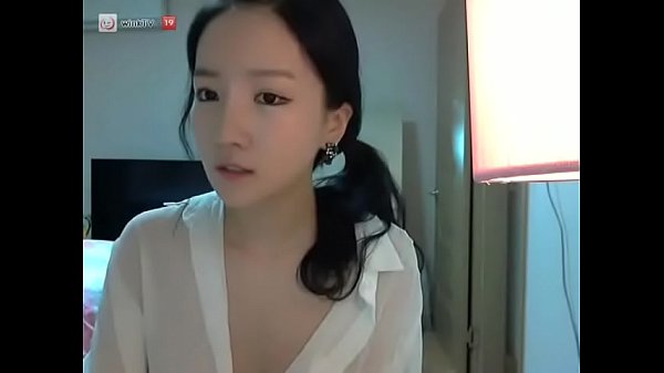 Em gái dễ thương cởi áo sơ mi lộ cặp vú căng đét