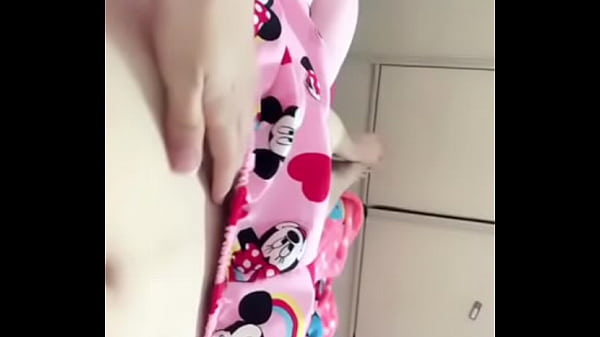 Em hàng nhiều lông trắng trẻo khoe bím