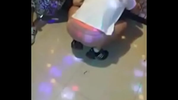 Địt em tay vịn quán Karaoke xinh đẹp ngay trên ghế