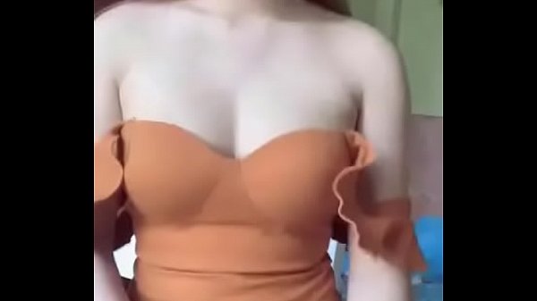 Em gái mặc váy hở vú to lên mạng chat sex kiếm trai