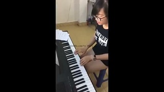Em sinh viên kính cận đánh đàn hay làm tình cũng giỏi