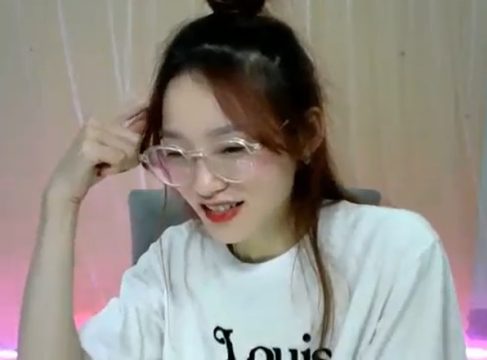 Hot girl Nari lột đồ khoe dáng thủ dâm rên rỉ cực nứng