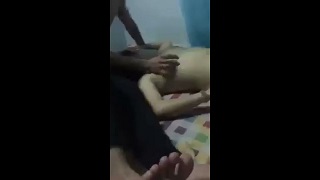 Thay phiên nhau đụ nát lồn em sinh viên nhâu say trong trọ
